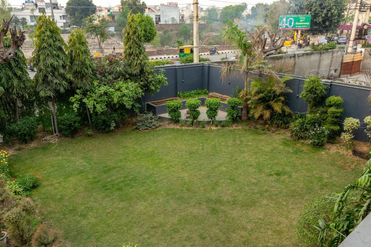 De Manora Homes - Unpretentious Hotel With A Garden , Posh Area Ranjit Avenue Amritsar Extérieur photo